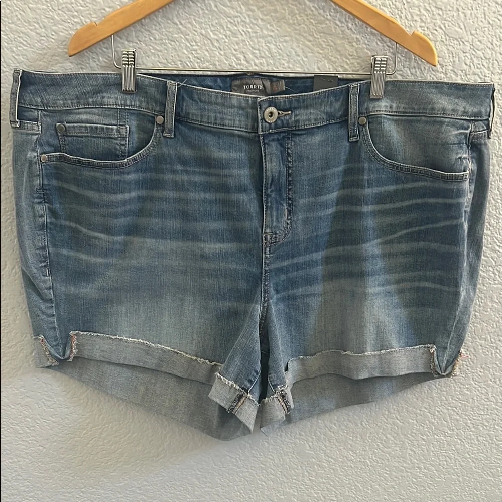 Torrid 5 INCH VINTAGE STRETCH MID-RISE SHORT SIZE 26